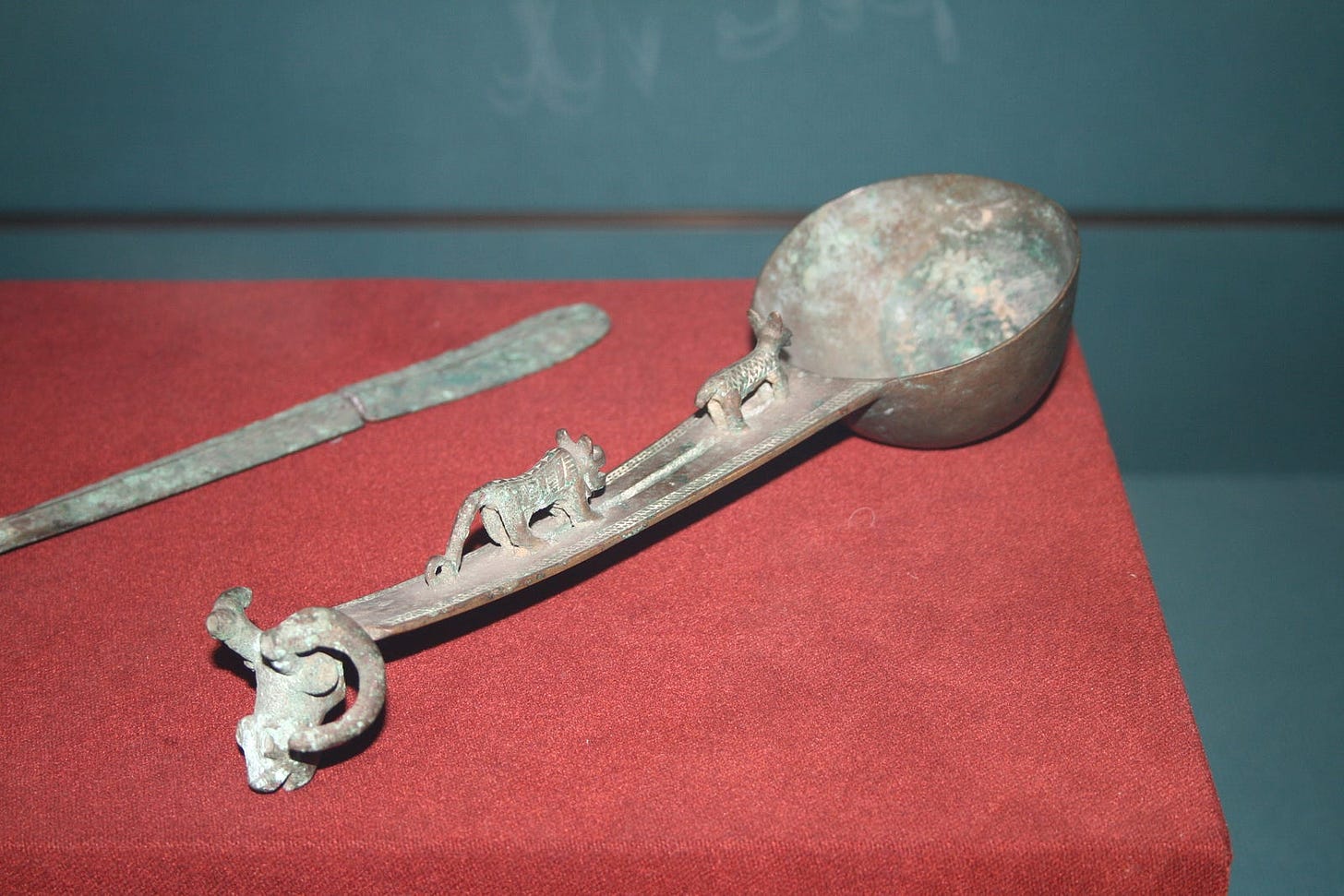 Spoon from China with animal figures from the 2nd millennium BC