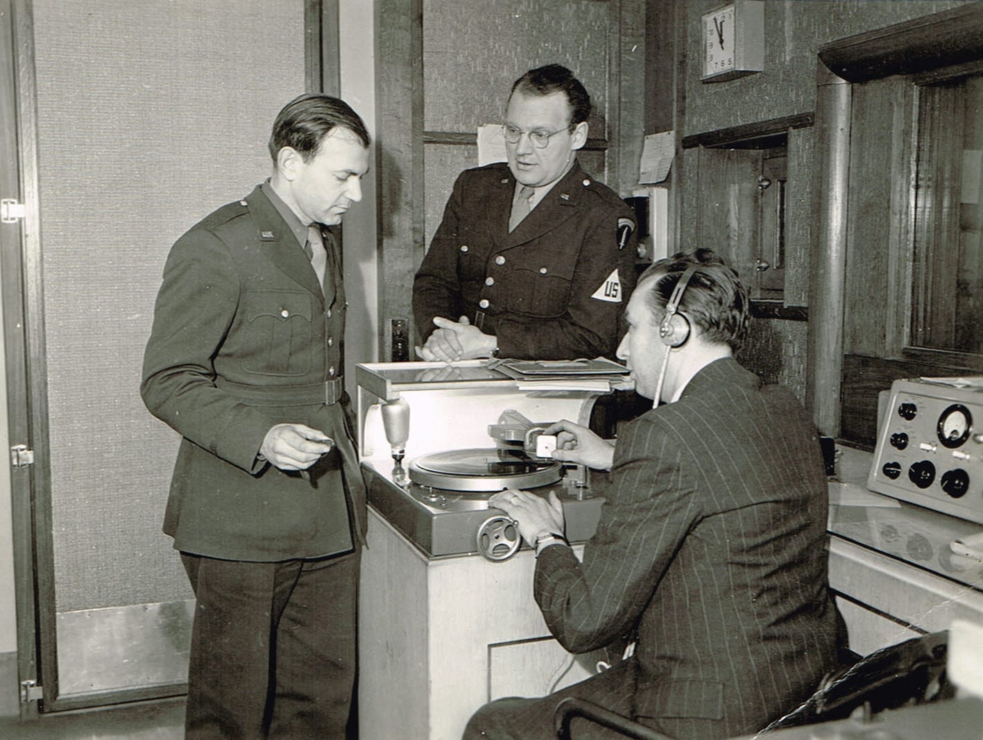 File:Voice of america hôtel scribe paris 1945.jpg - Wikimedia Commons File:Voice of america hôtel scribe paris 1945.jpg - Wikimedia Commons