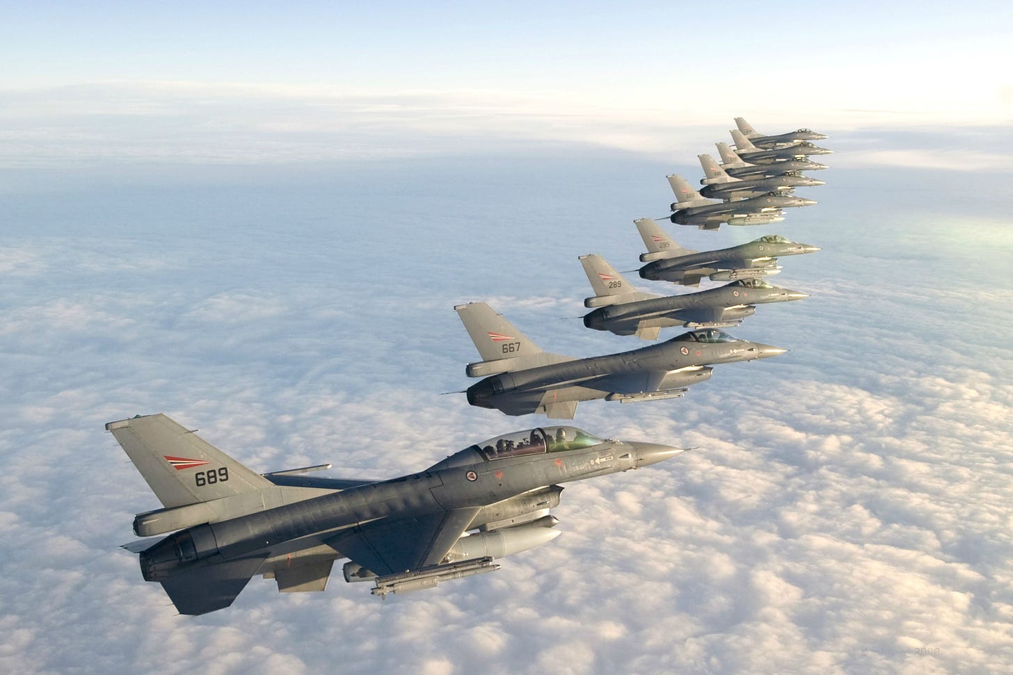 Royal Norwegian Air Force F16s flying in line formation.[3150x2100 ...