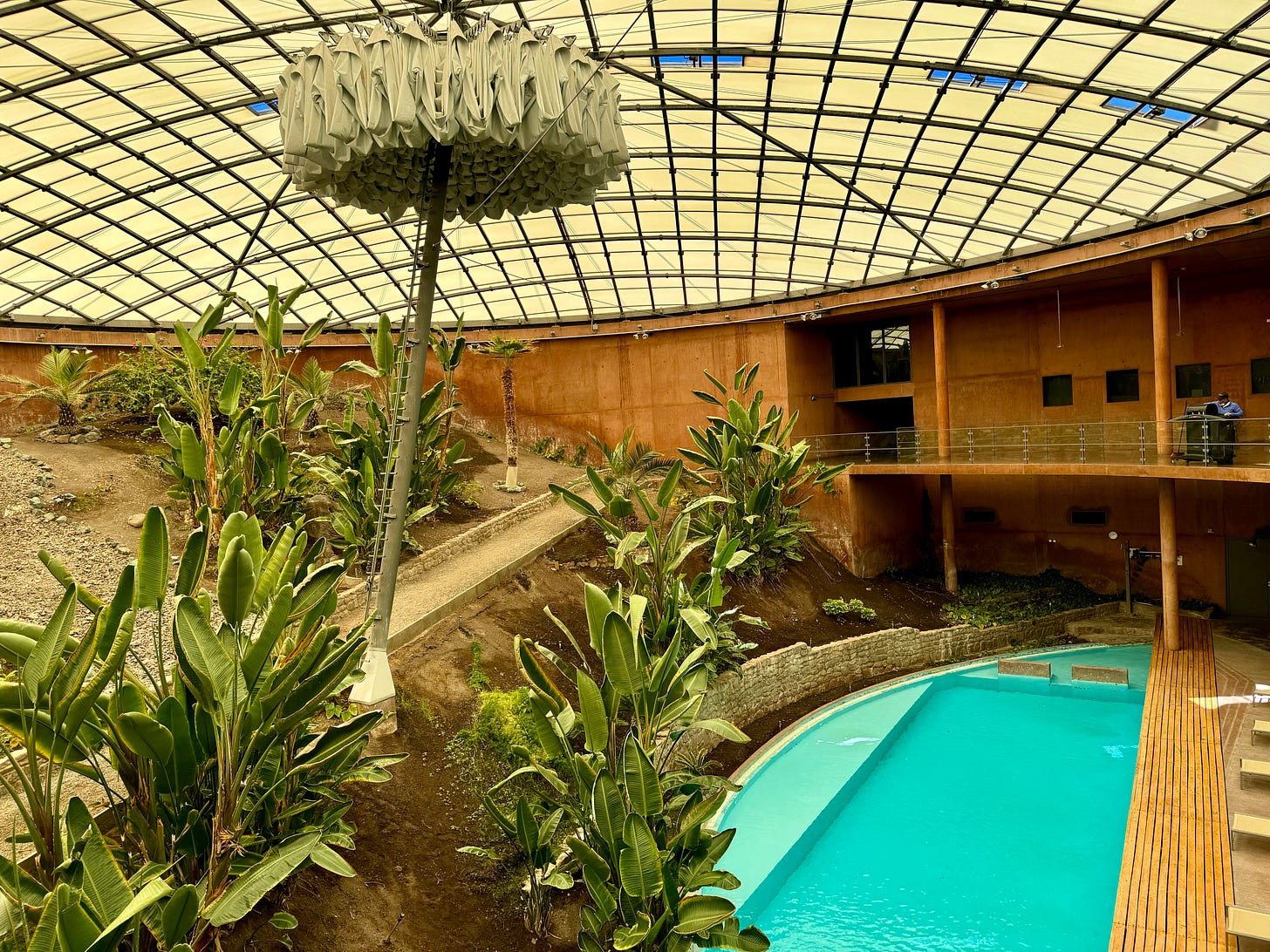 Piscina del complejo habitacional de Paranal con sistema cierre de cortinas. Foto propia.