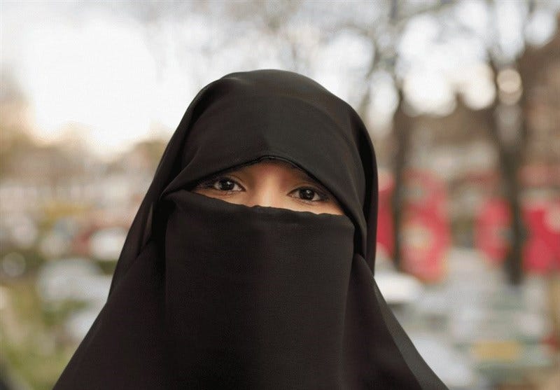 Yhä useampi nuori Saksassa syntynyt ja kansalaisuuden omaava muslimitaustainen tyttö on nähty naaman peittävissä radikaaleissa burkissa ja niqabeissa.