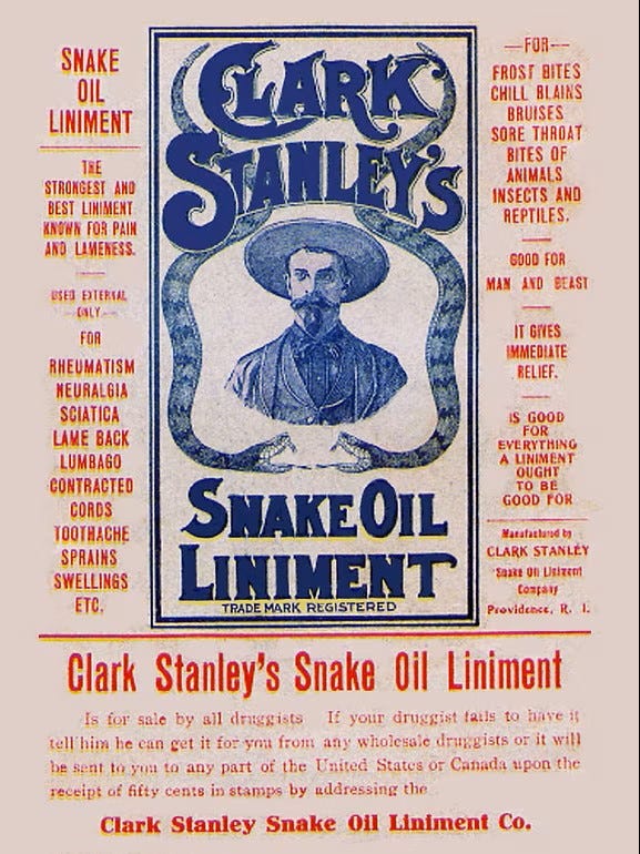 Um anúncio do Clark Stanley Snake Oil Liniment, com uma ilustração do próprio Clark Stanley com serpentes em cada um dos lados.