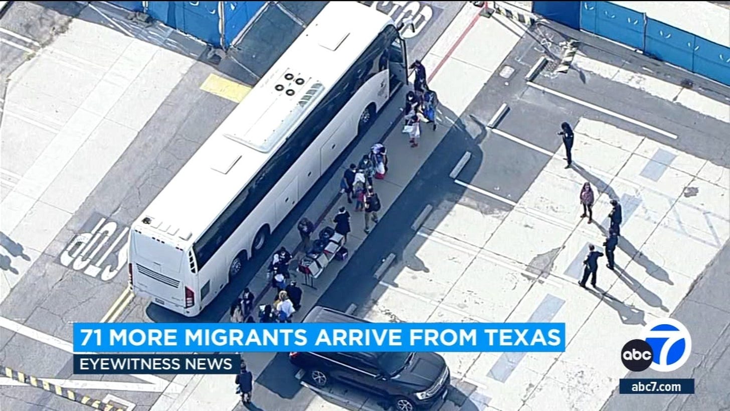 A busload of migrants from Texas arrives in Los Angeles (October 2023)