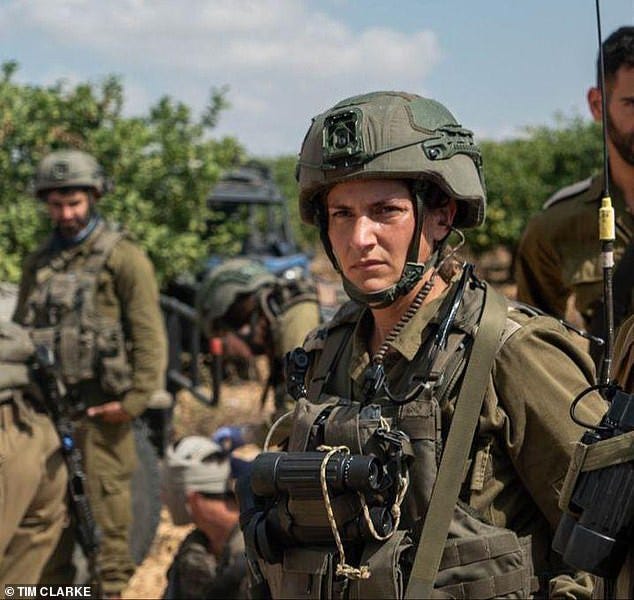 Lieutenant Colonel Or Ben Yehuda (pictured) and her 12 women soldiers took on and killed nearly 100 Hamas gunmen when they fought off the terroristsNaispuolinen everstiluutnantti Or Ben Yehuda ja hänen 12 naissotilaansa torjuivat kymmeniä Hamasin hyökkäysaaltoja rajan lähellä olevassa kibbutsissa. 