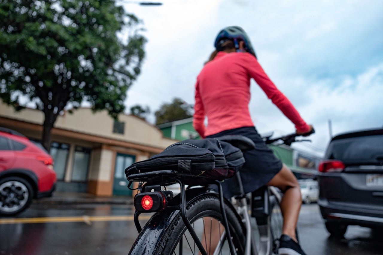 Boitier noir a l'arriere d'un velo