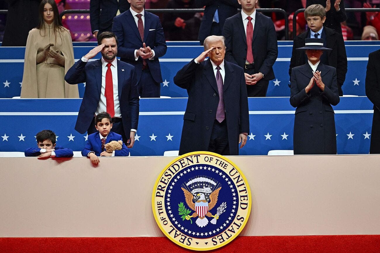 El presidente y el vicepresidente de EEUU saludan durante el inicio del desfile con motivo de la toma de posesión este lunes en Washington.