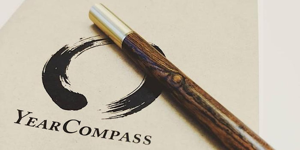 Imagen del cuadernillo de Year Compass con una pluma encima