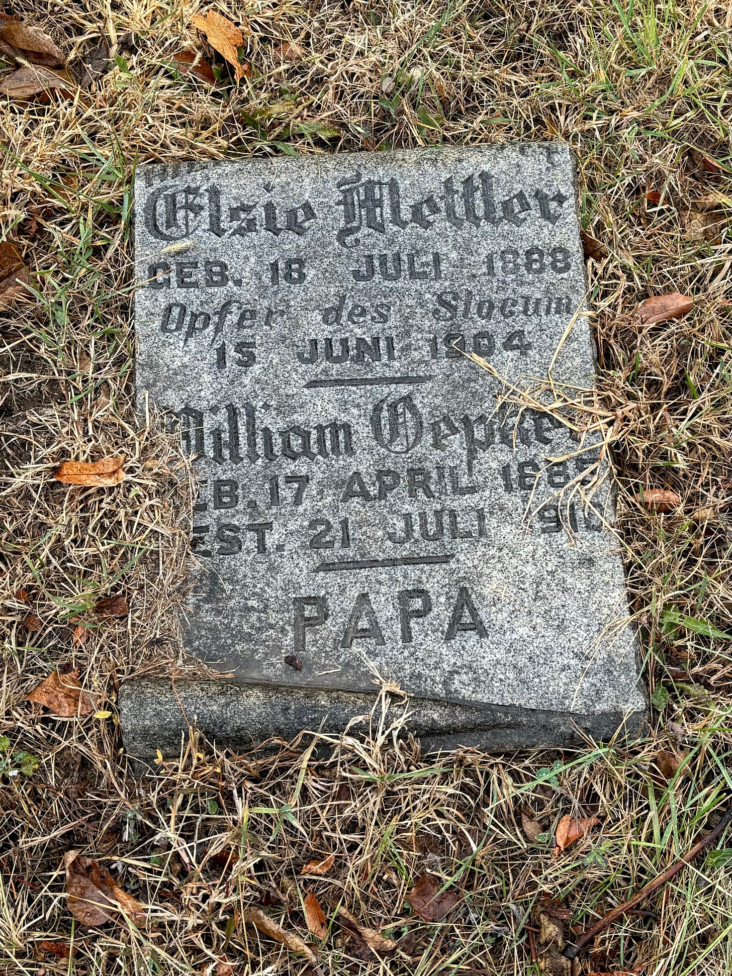 The headstone for Elsie Mettler, 18 Juli 1888 Opfer de Slocum 15 Juni 1904. Below her is PAPA, William Oepker 17 April 1885 - 21 Juli 1918.