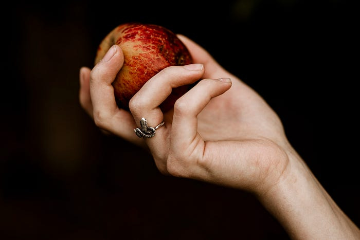 hand holding an apple