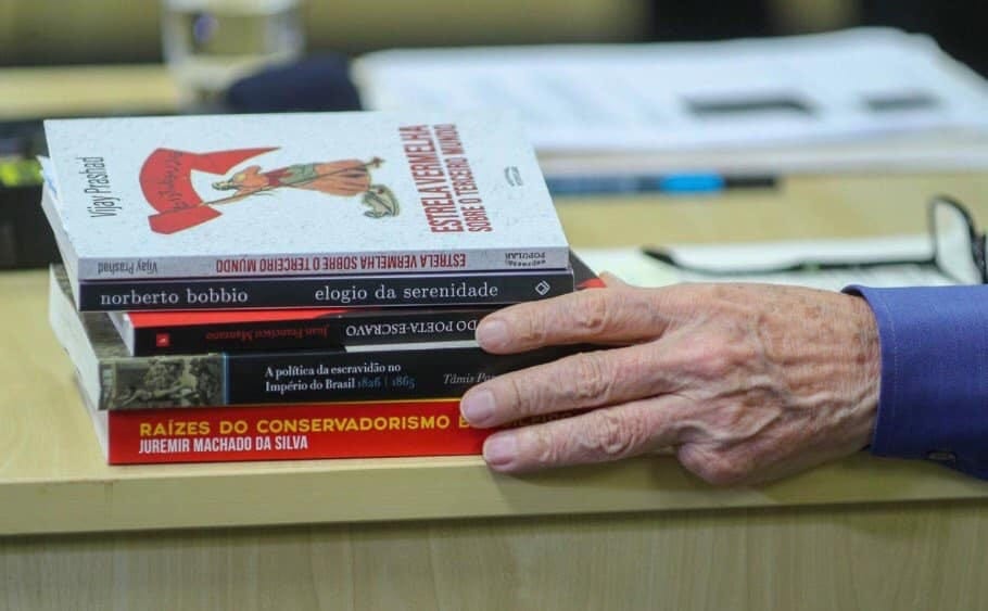 Essa a mão do Lula, ainda na cadeia, enquanto ele estava lendo um dos meus livros. É o terceiro, Autobiografia do Poeta-Escravo. Essa a mão do Lula, ainda na cadeia, enquanto ele estava lendo um dos meus livros. É o terceiro, Autobiografia do Poeta-Escravo.