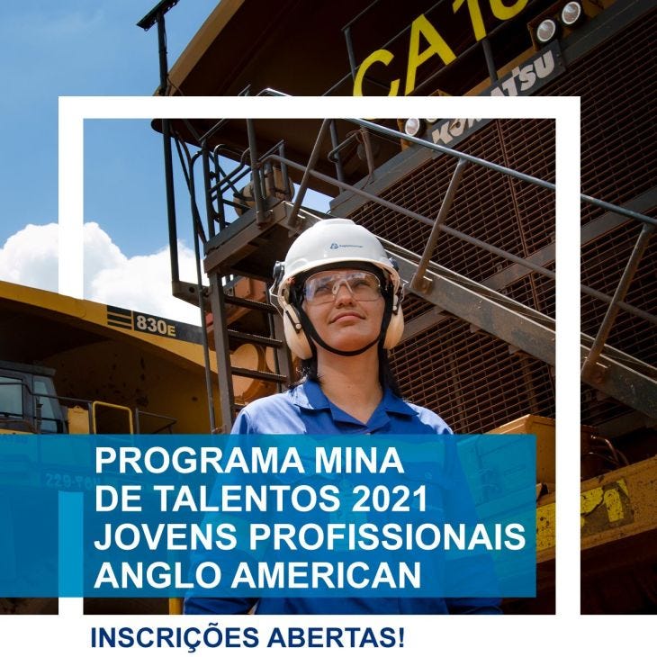 Programa Mina de Talentos 2021 - Jovens Profissionais Anglo American. Foto de mulher com camisa social azul e EPI (capacete e óculos de proteção) com máquinas pesadas ao fundo em dia de céu azul.