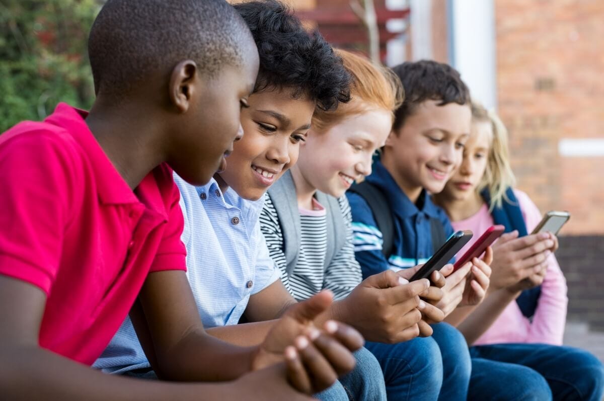 Decidiendo la edad adecuada para el primer celular para niños
