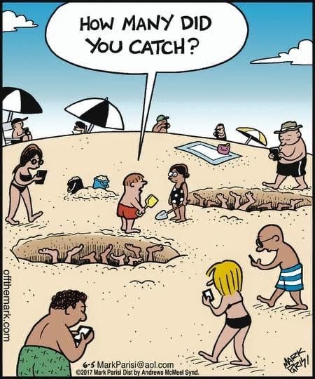 una vignetta di bambini in spiaggia che hanno scavato dei grossi buchi in cui sono finite delle persone che tenevano la testa solo sul telefono