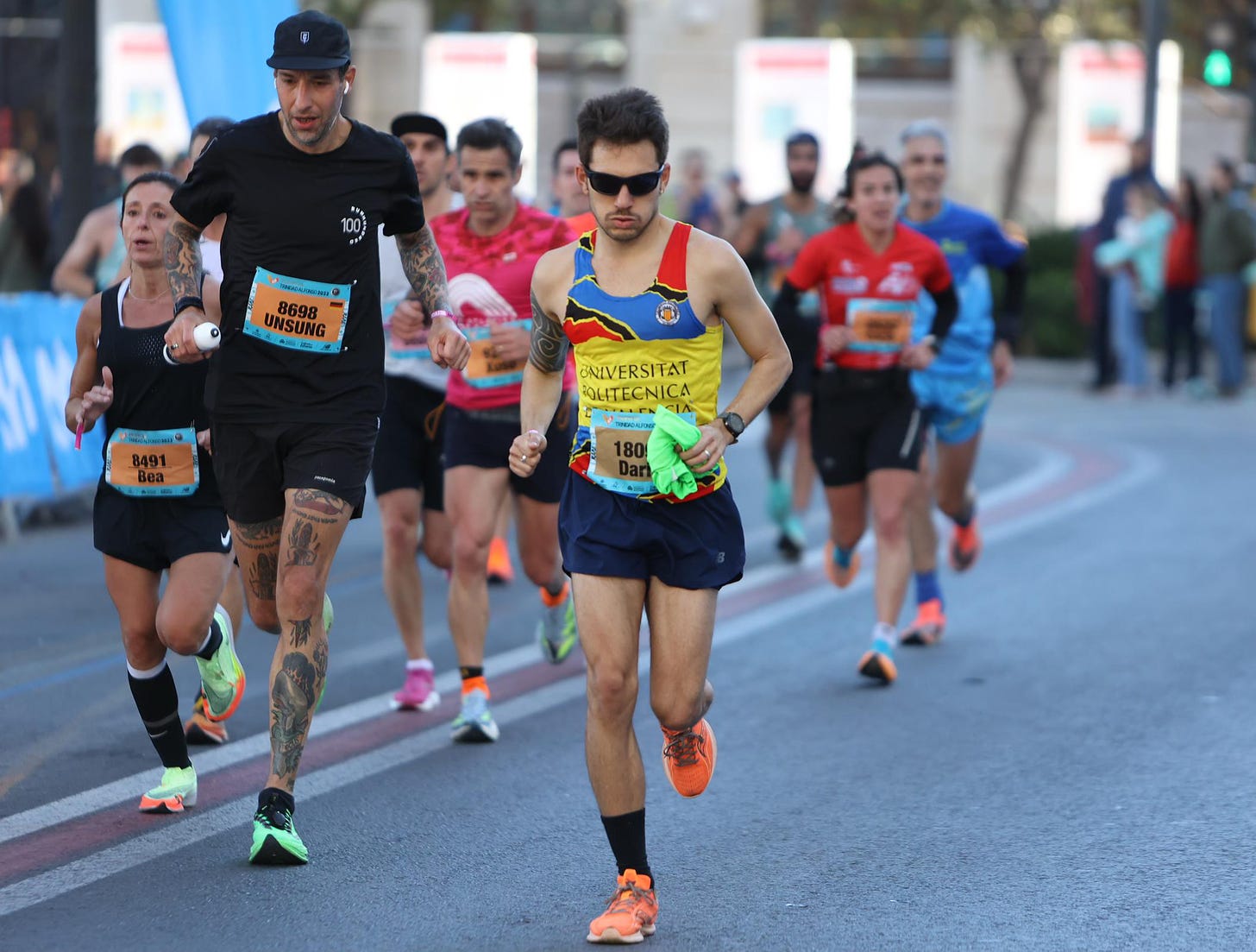 Chris Z racing the Valencia Marathon in a black Runhundred Shirt