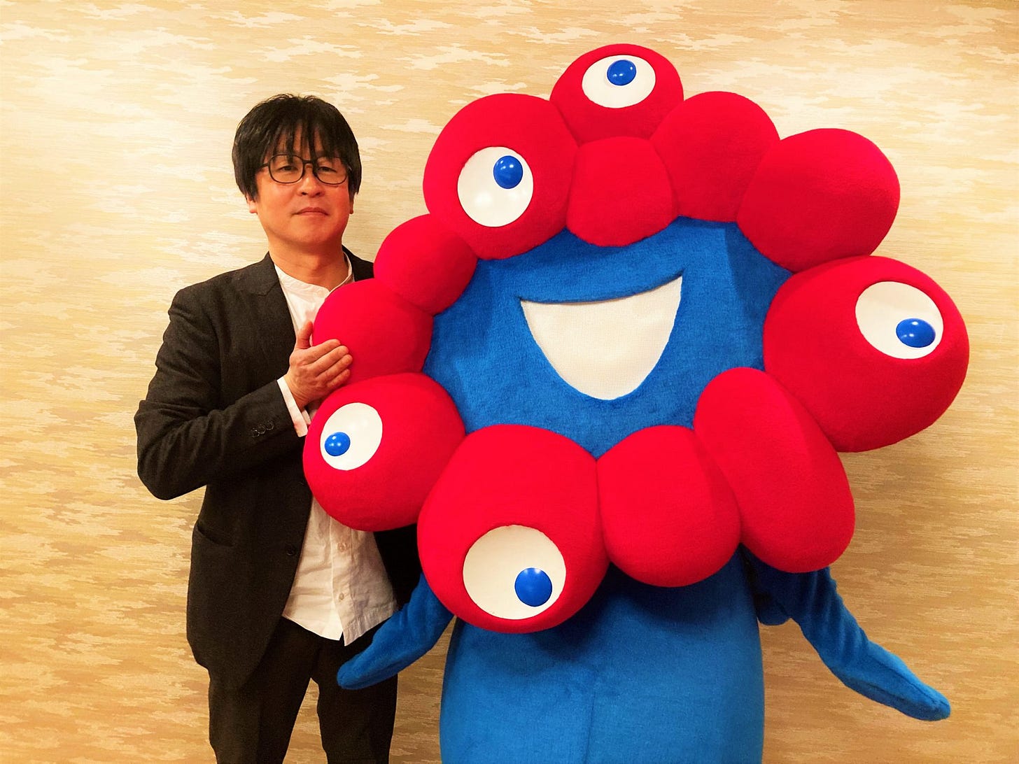 大阪・関西万博公式キャラクター「ミャクミャク」 生みの親・神戸育ちのデザイナー、山下浩平さんとともに「関西元気文化圏賞」特別賞に | ラジトピ  ラジオ関西トピックス
