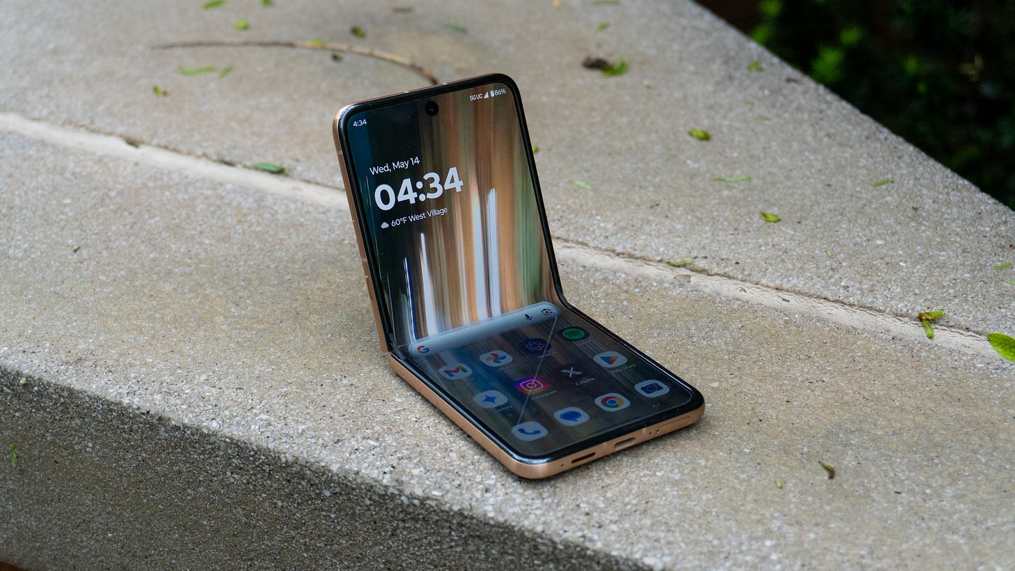 Moto Razr Ultra folded display