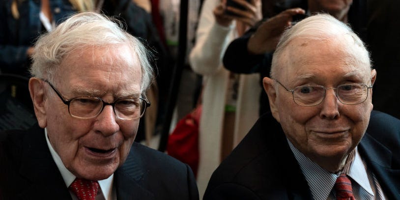 Buffett, Munger on Banks, Real Estate, Musk, Apple, AI, Dollar Dangers