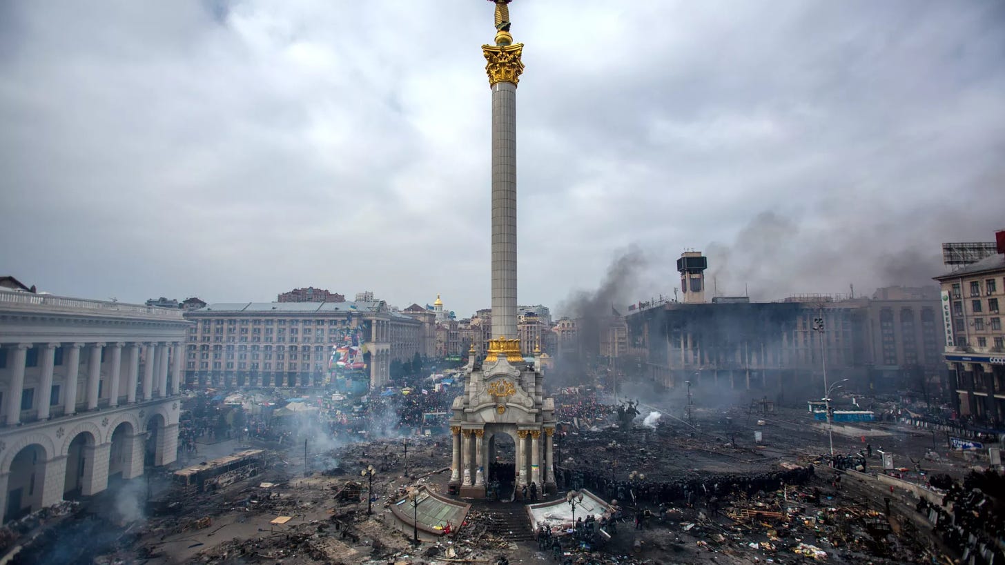Fire, smoke and protesters on Maidan square in Kiev. February 22, 2014. - Sputnik International, 1920, 21.11.2023