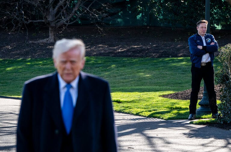 Elon Musk de pie detrás del presidente Trump fuera de la Casa Blanca. Elon Musk de pie detrás del presidente Trump fuera de la Casa Blanca.