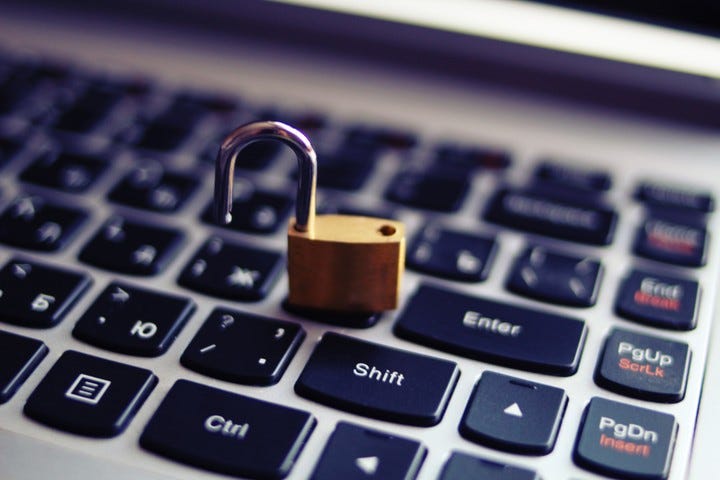 Los datos personales y los accesos se comercializan en foros underground y Telegram. Foto: Shutterstock Los datos personales y los accesos se comercializan en foros underground y Telegram. Foto: Shutterstock