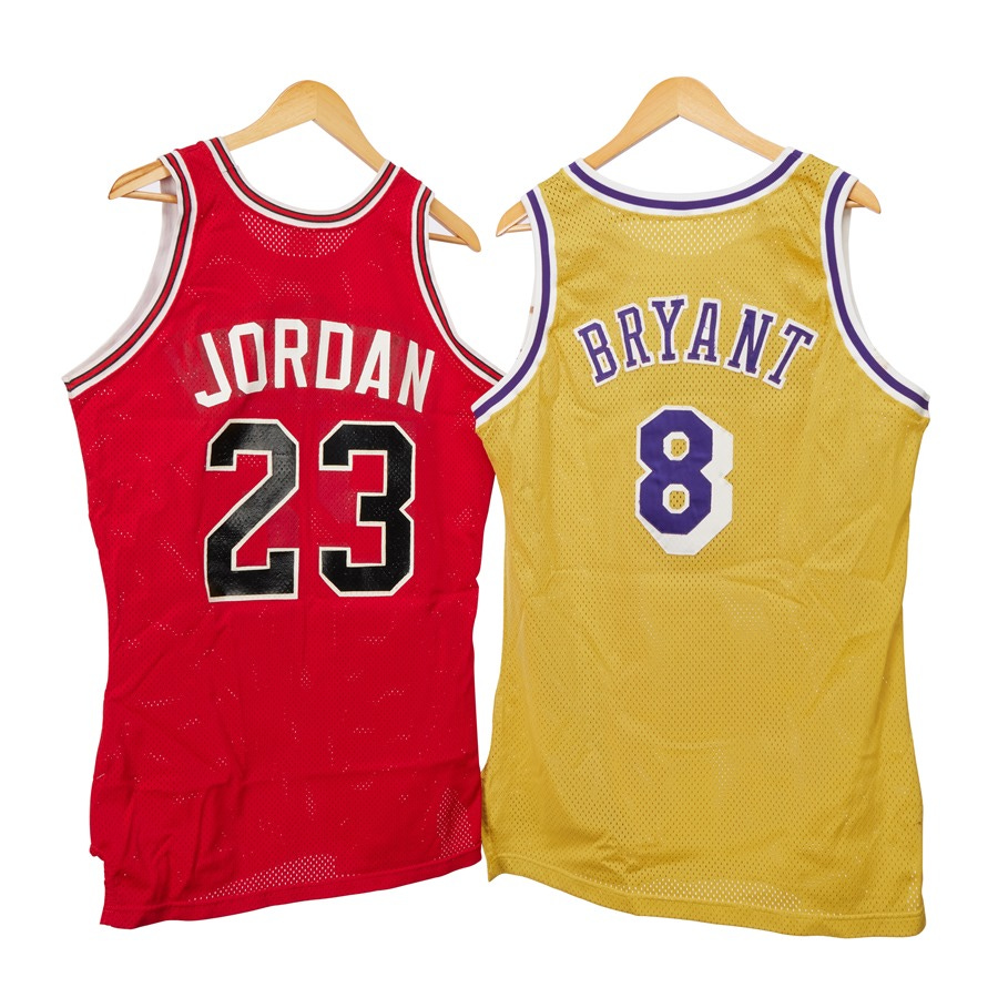 Fotografía cedida por Sotheby's donde aparecen las partes traseras de las camisetas del debut de Michael Jordan con los Chicago Bulls en 1984 y de Kobe Bryant con Los Angeles Lakers en 1996. EFE/Sotheby's