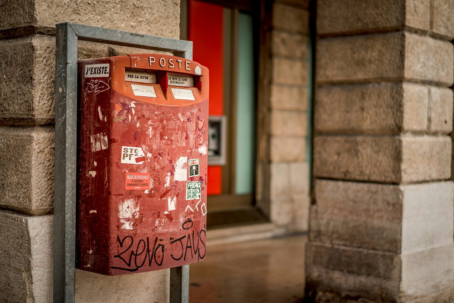 Una vecchia cassetta postale rossa