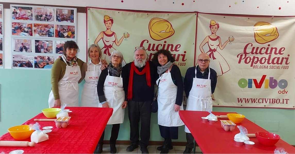 Potrebbe essere un'immagine raffigurante 6 persone e il seguente testo "AICTE AIC: .icys Cucine uri FOOD AICSE 스ic크즈 Cucine Popolari BOL OGNA SOCIAL BOLOGNASOCIALFOOD FOOD OIVibo odv WWW.CIVIBO.IT"
