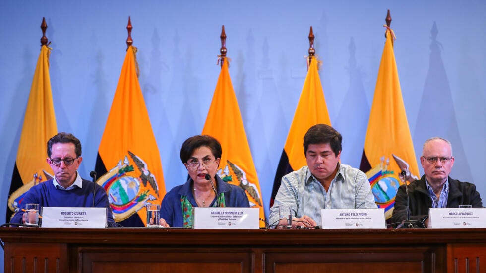 La canciller ecuatoriana, Gabriela Sommerfeld (c-i) acompañada del secretario de la Administración Publica, Arturo Felix (c-d), ofrece declaraciones a la prensa, en Quito, Ecuador, el 6 de abril de 2024.