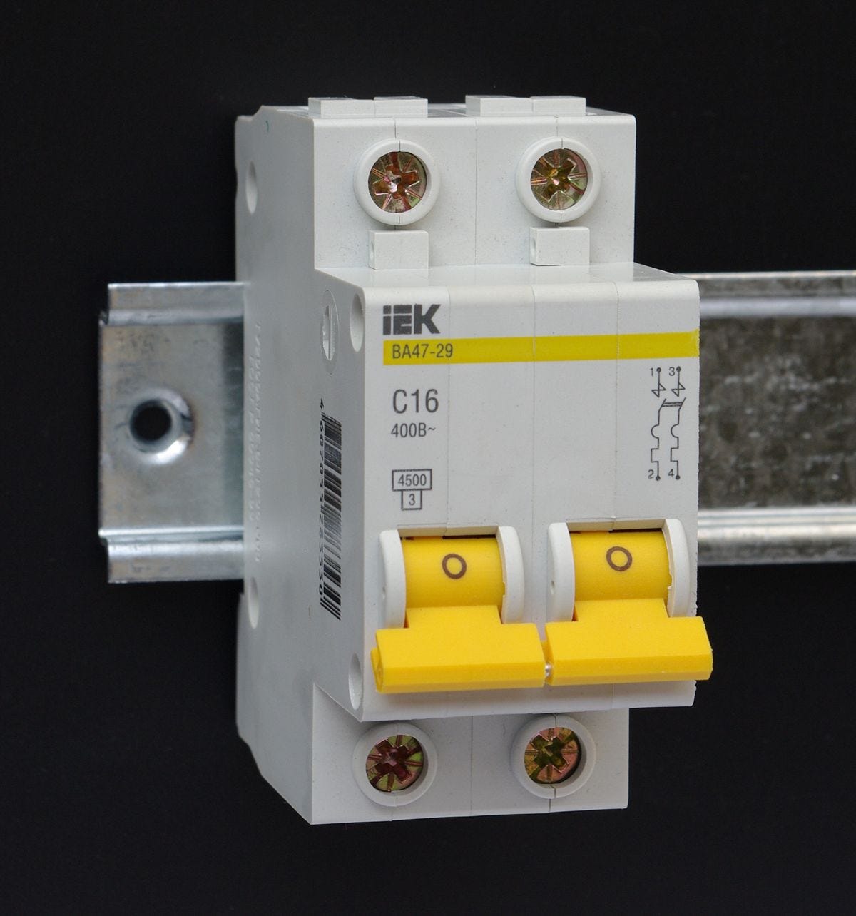 File:Circuit breaker 2 pole on DIN rail.JPG - Wikimedia Commons