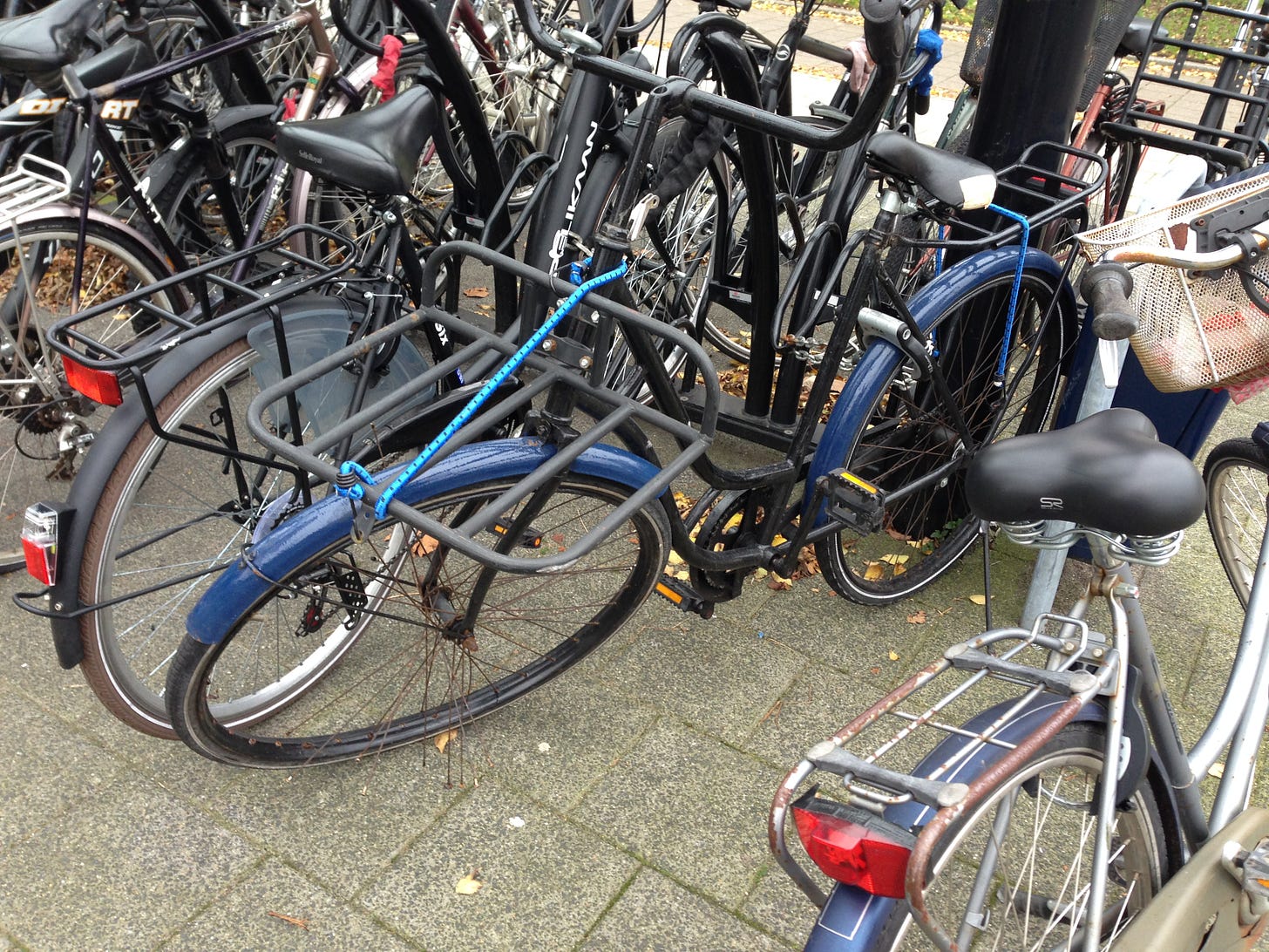 Oude gebogen fiets in fietsenrek
