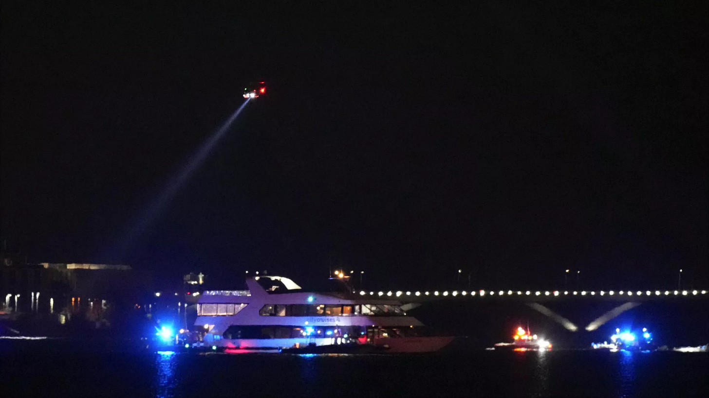 Kutatási és mentési művelet egy Bombardier CRJ700 típusú utasszállító repülőgép Black Hawk katonai helikopterrel való ütközésének helyszínén Washington közelében, USA - RIA Novosti, 1920, 2025.01.31.