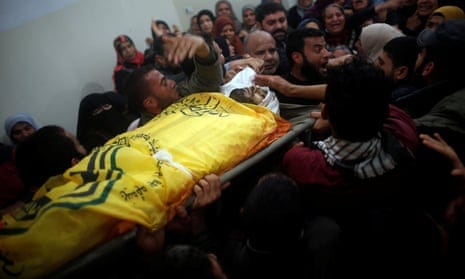 Mourners carry the body of Palestinian Hamdan Abu Amshah, who was killed along Israel border with Gaza, during his funeral in Beit Hanoun town, in the northern Gaza Strip March 31, 2018. REUTERS/Suhaib Salem