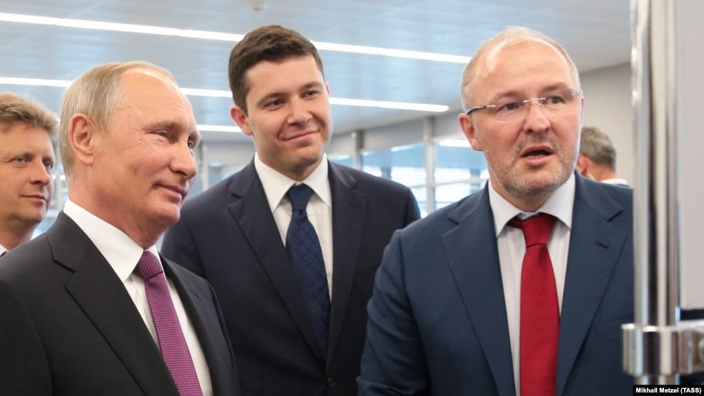 Vladimir Putin and Roman Trotsenko (right) during a visit to the airport terminal in Kaliningrad in 2017