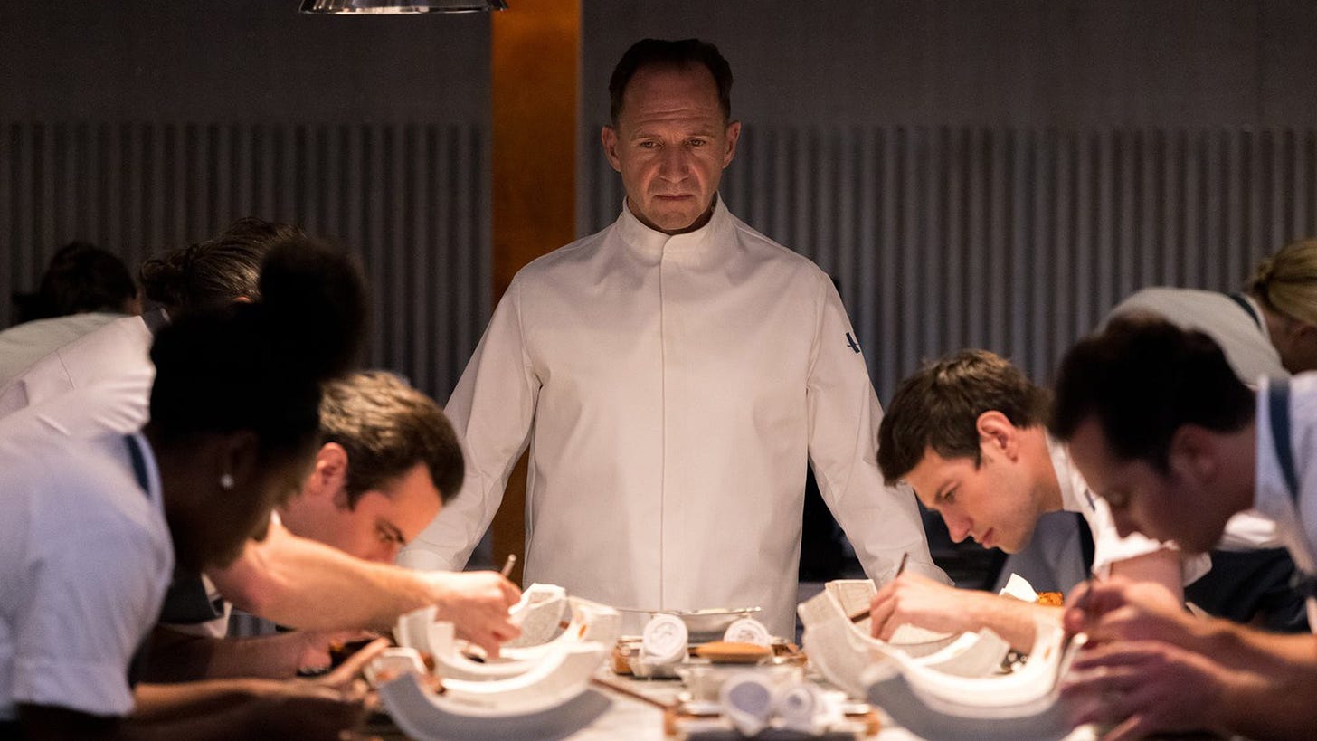 Mark Mylod, regista del film The Menu, ha chiesto a Ralph Fiennes di  cucinare davvero il miglior hamburger del mondo | GQ Italia