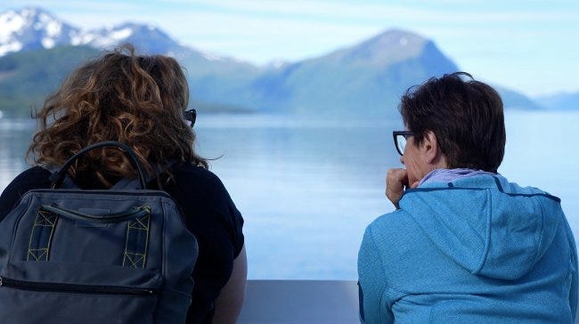 Deux touristes contemplant les fjords de Scandinavie