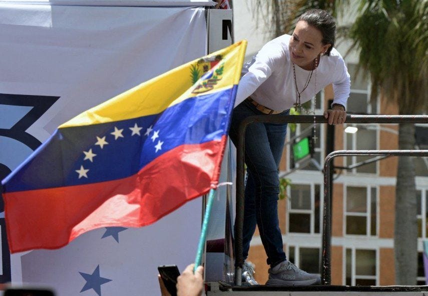 La líder opositora venezolana María Corina Machado saluda a sus partidarios durante una manifestación para protestar por los resultados de las elecciones presidenciales, en Caracas, el 3 de agosto de 2024. 