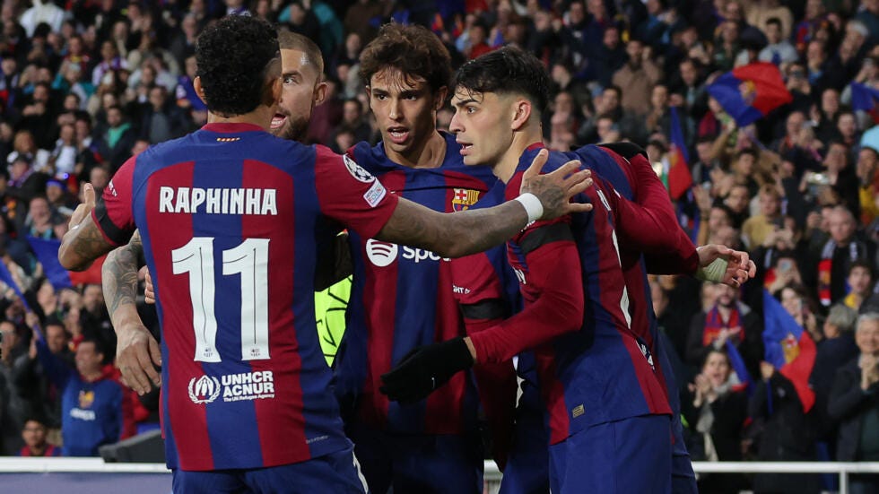 El delantero portugués del FC Barcelona Joao Felix celebra junto a sus compañeros el segundo gol del Barça en el partido de fase de grupos de Champions ante el Oporto en el estadio Olímpico Lluís Companys de Barcelona, el 28 de noviembre de 2023