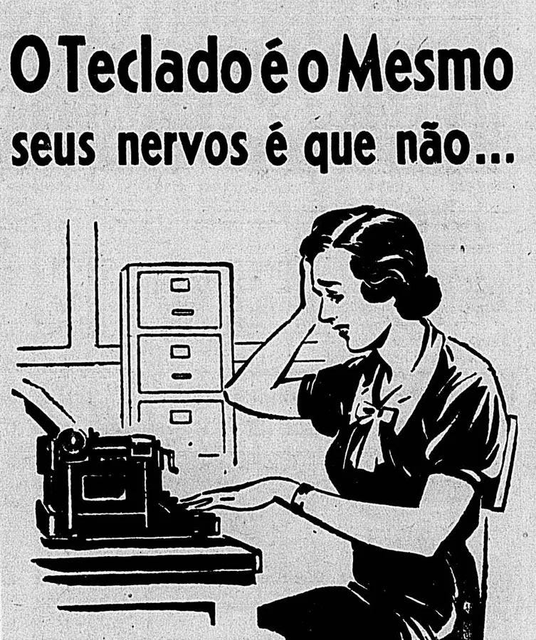 ilustração em preto e branco de uma mulher trabalhando em uma máquina de escrever, com a legenda “O Teclado é o Mesmo seus nervos é que não…”. a mulher está curvada sobre a máquina, com a mão na testa, como se estivesse estressada com o trabalho. ela está usando um vestido com gola franzida. ao fundo, há um arquivo destes de escritórios antigos.