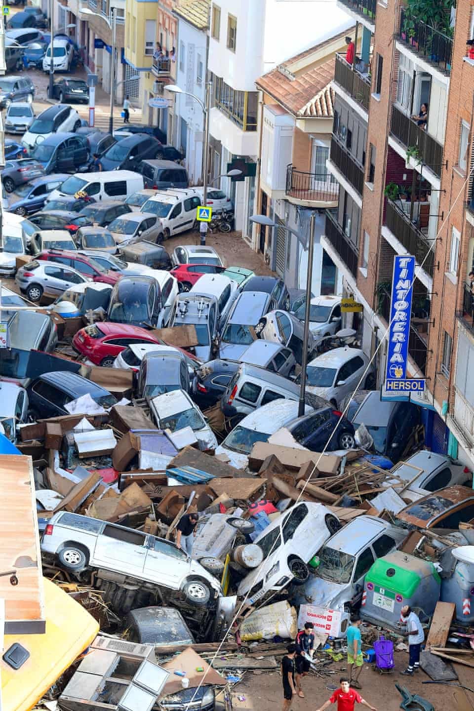 Downpours caused Spain’s deadliest flooding in decades. Floodwaters surged through cities, towns and villages, trapping people in their homes, sweeping up cars in their wake and causing significant damage

📷 José Jordan