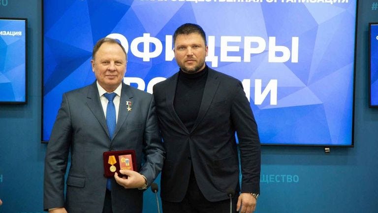 Commemorative medal of the NVA: The head of the "Officers of Russia", Sergei Lipowoi, receives the award from Oleg Eremenko, liaison to the Germans.  Medals of the former Stasi guard regiment were also awarded.