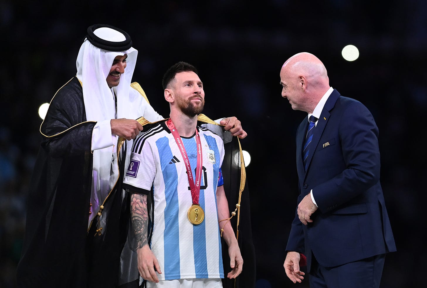 Before joining his teammates the Emir of Qatar put the cloak on Messi