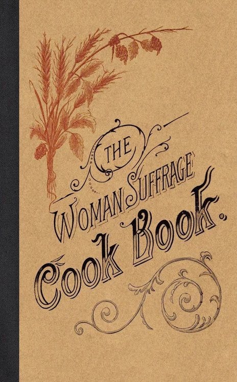 Copertina del "Woman Suffrage Cook Book": titolo calligrafico su sfondo beige e decorazioni floreali