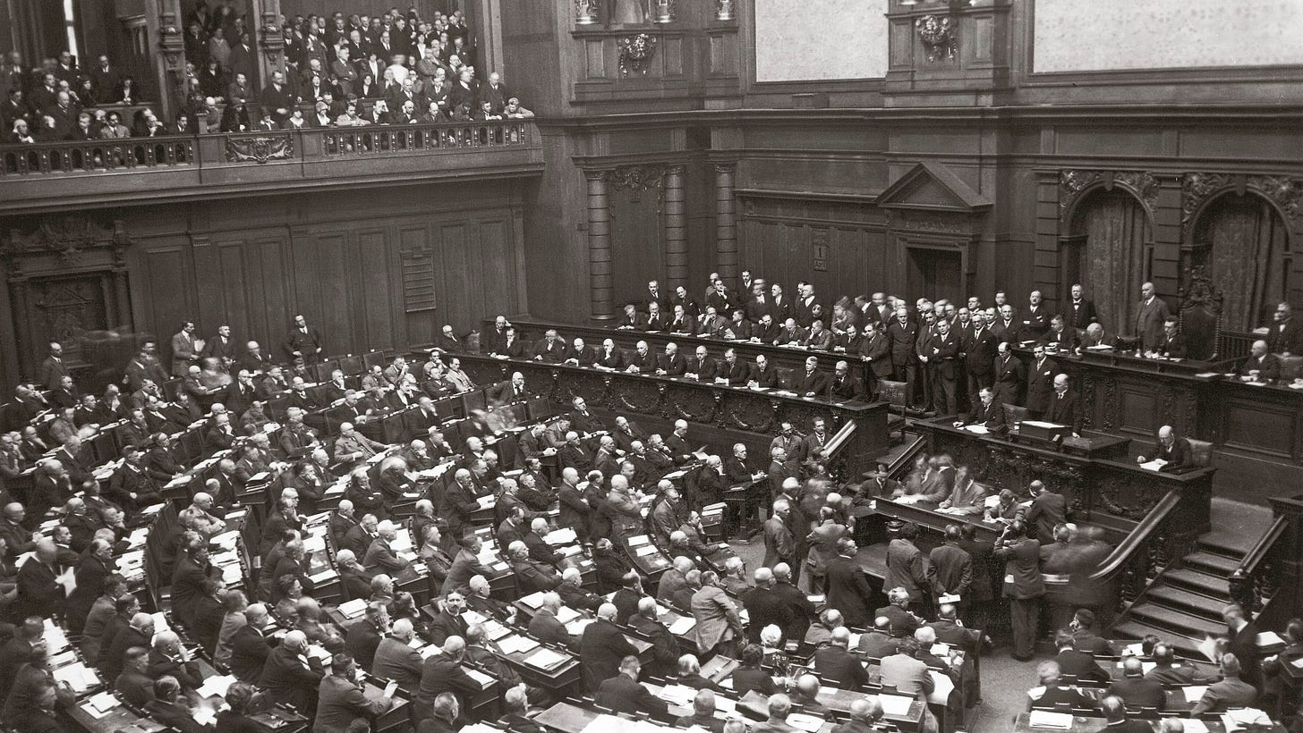 Der deutsche Reichskanzler Heinrich Brüning gibt seine Regierungserklärung ab. Photographie. 1.4.1930