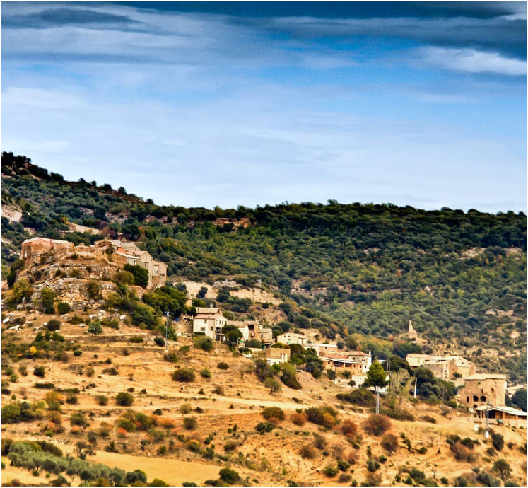 Vila closa de Moror vista des de Sant Martí de les Tombetes. A dalt, a la dreta, la roca originària del primitiu castell de Moror. A l'extrem inferior, tancant la vila a llevant, hi ha el mas-fortalesa de Casa Sanuy. Al fons, a baix a la dreta, apareixen les restes de la Torre d'Estorm. Sant Esteve de la Sarga, Montsec d’Ares. Pallars Jussà, Lleida, Catalunya.