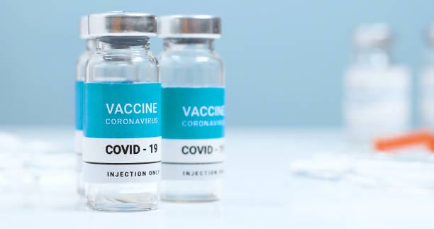 mässling, influensa, coronavirus, covid 19 vaccin transparenta flytande injektionsflaska i laboratoriet. testa och skapa ett nytt vaccin mot epidemin - covid vaccines bildbanksfoton och bilder