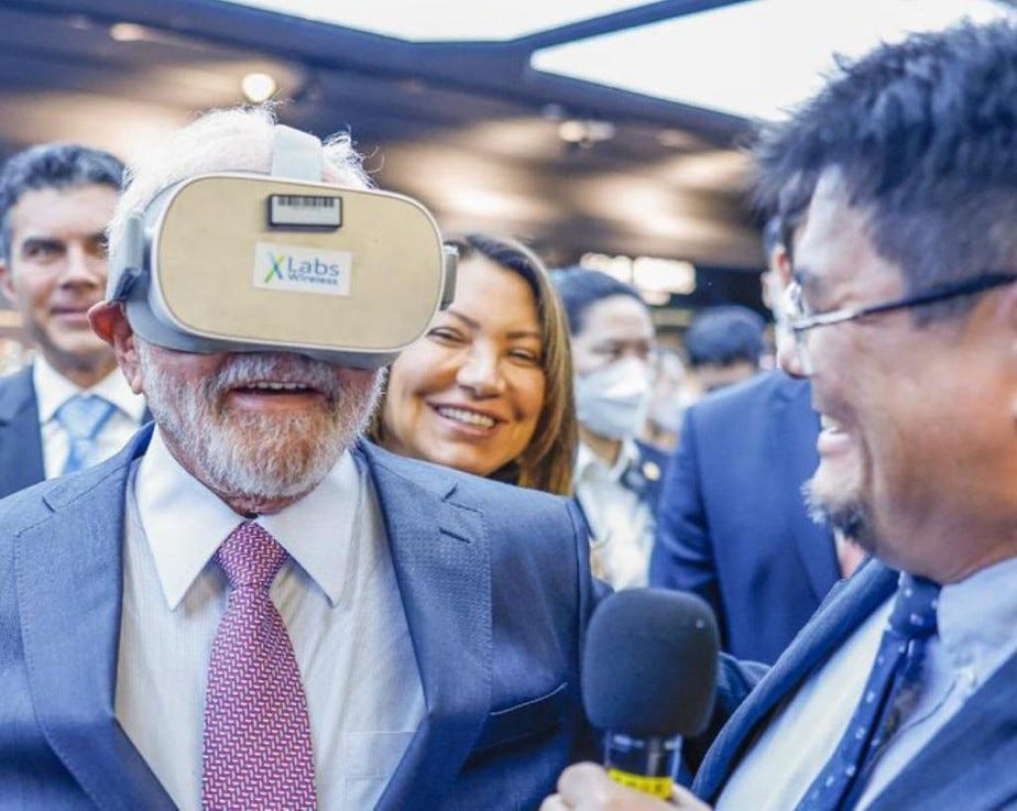 Lula publica, e depois deleta, foto com óculos de realidade virtual da  Huawei em visita à China | Mundo | O Globo