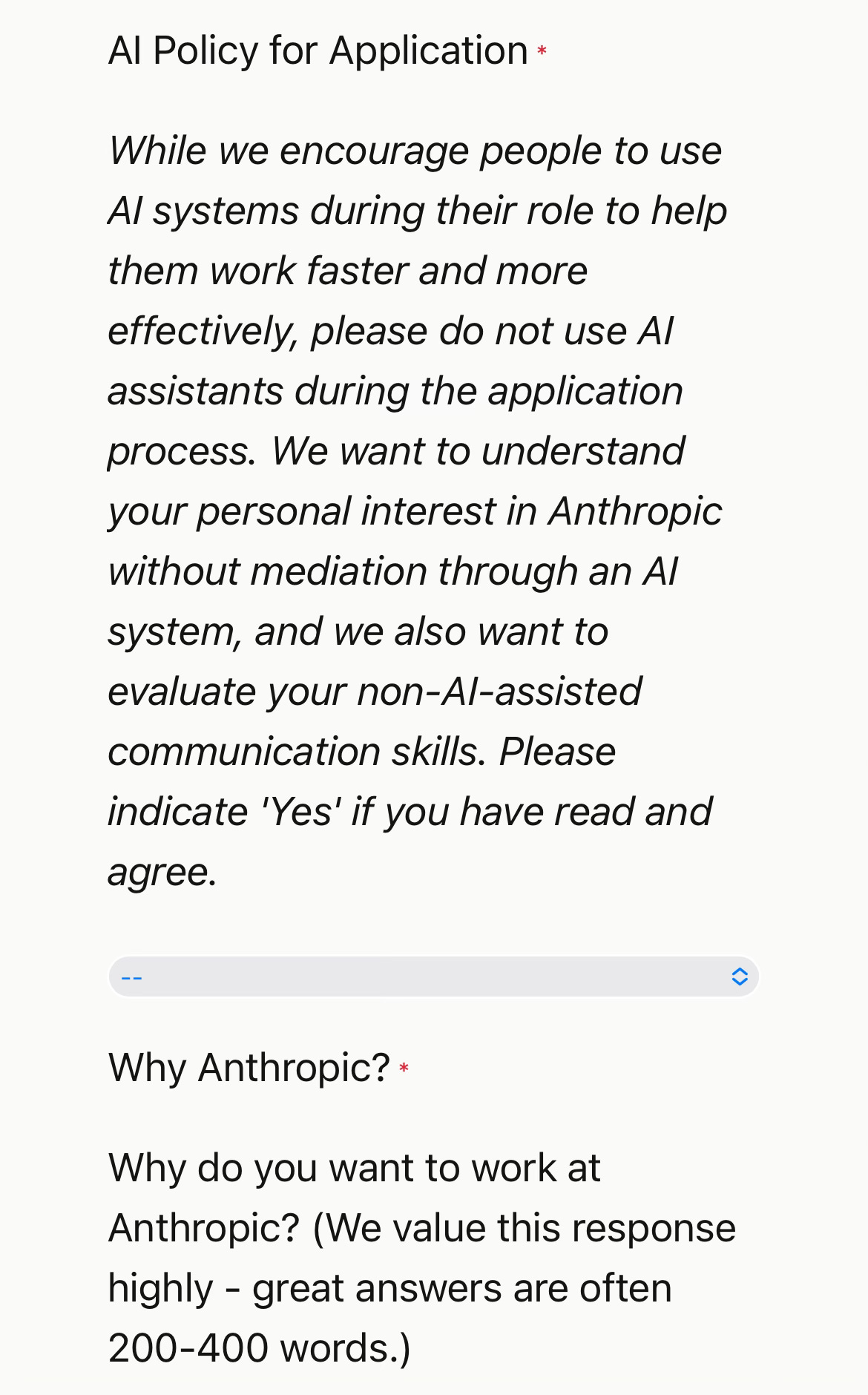 Pantallazo que saqué de una oferta de empleo de Anthropic. En el formulario, la empresa te pide que no uses sistemas de IA generativa para redactar los textos que incluyas, porque quieren poder evaluar tus habilidades comunicativas “naturales”.