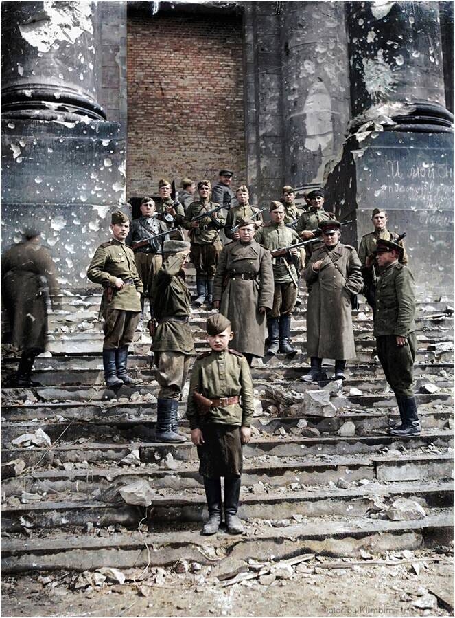 Парад Победы 1945 года- Слава Красной Армии

3 мая 1945. Солдаты 150-й стрелковой Идрицко-Берлинской, ордена Кутузова 2-й степени дивизии на ступенях Рейхстага (среди изображенных разведчики М. Кантария, М. Егоров и комсорг дивизии капитан М. Жолудев). На переднем плане 14-летний сын полка Жора Артеменков.