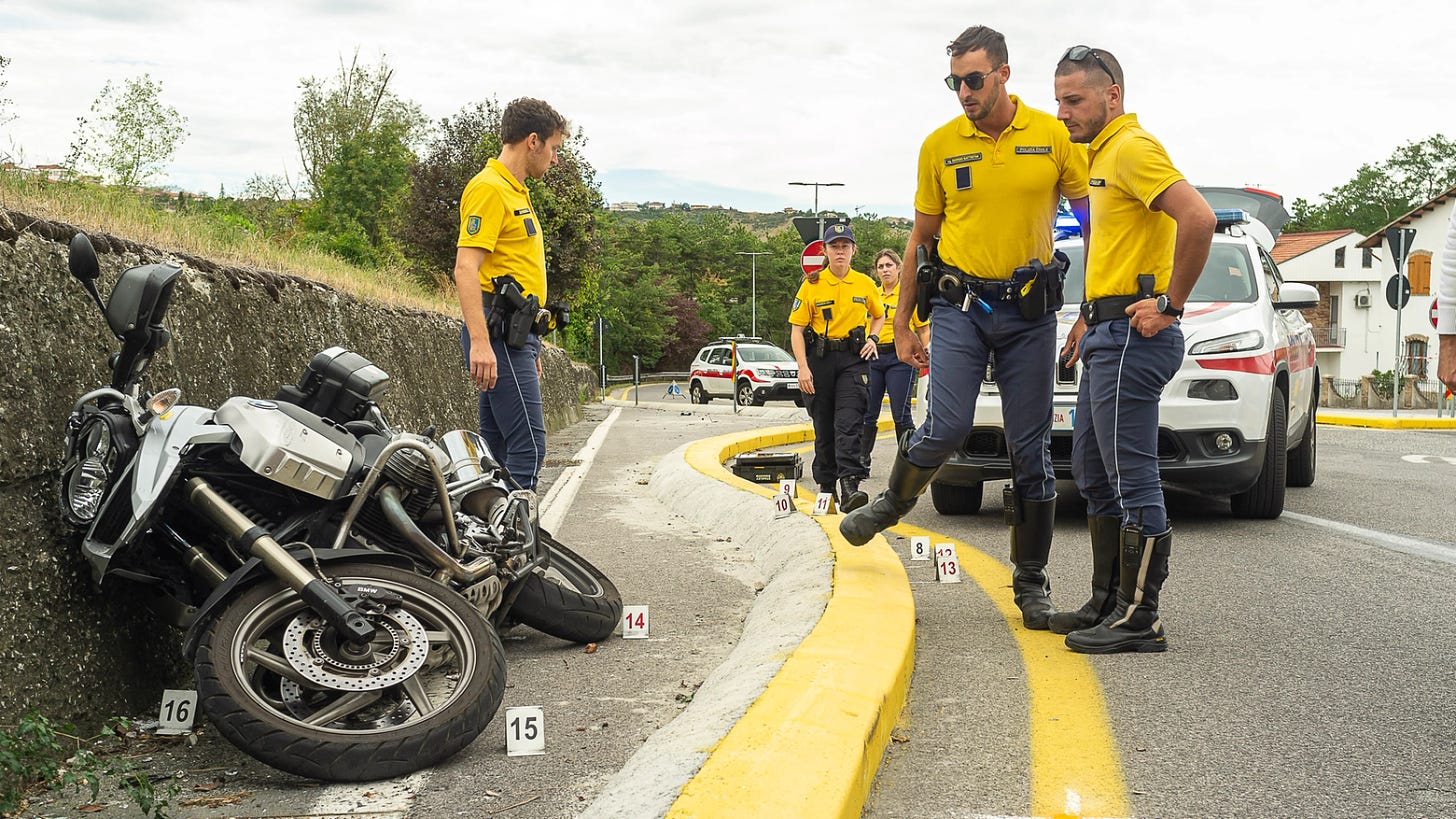 Domagnano,in prossimita della nuova rotonda Quarto Gasperoni di anni 78 perde il controllo della sua moto bmw e muore poco dopo.
i rilievi sono fatti dalla Polizia Civile
Ph©FPF/Filippo Pruccoli