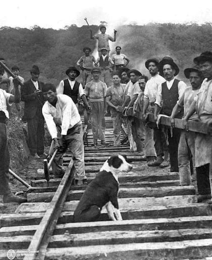 Una de las imágenes más antiguas tomadas en Hucal, durante la construcción de la vía de ferrocarril